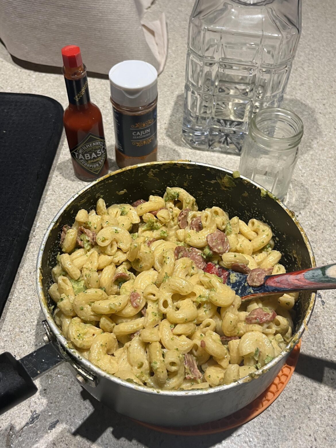 Spicy Mac with beef dogs and broccoli