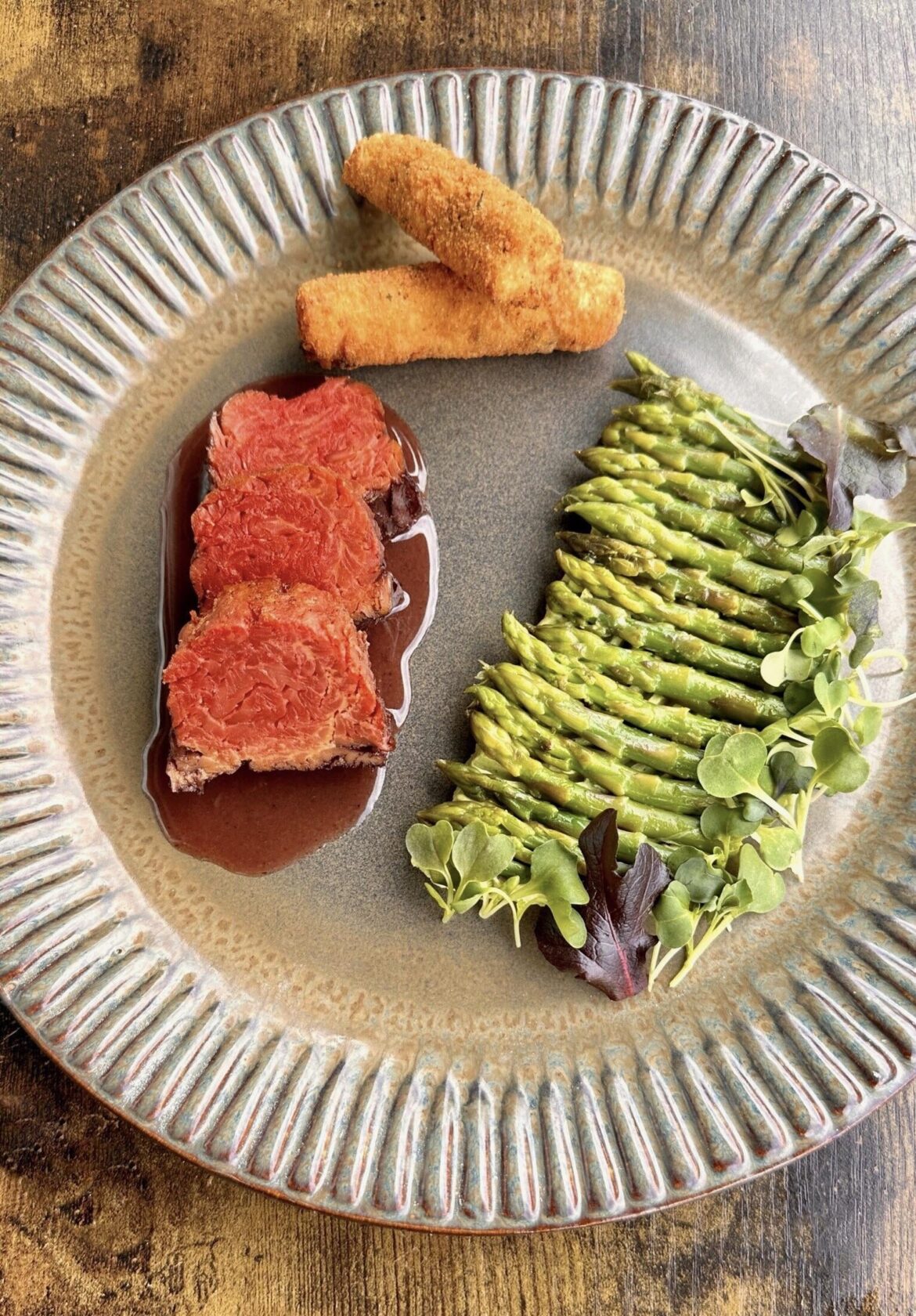 Lamb (V), croquettes, asparagus