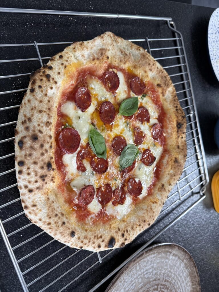 Pizza con Salsiccia Piccante e Gorgonzola Pizza con Salsiccia Piccante e Gorgonzola