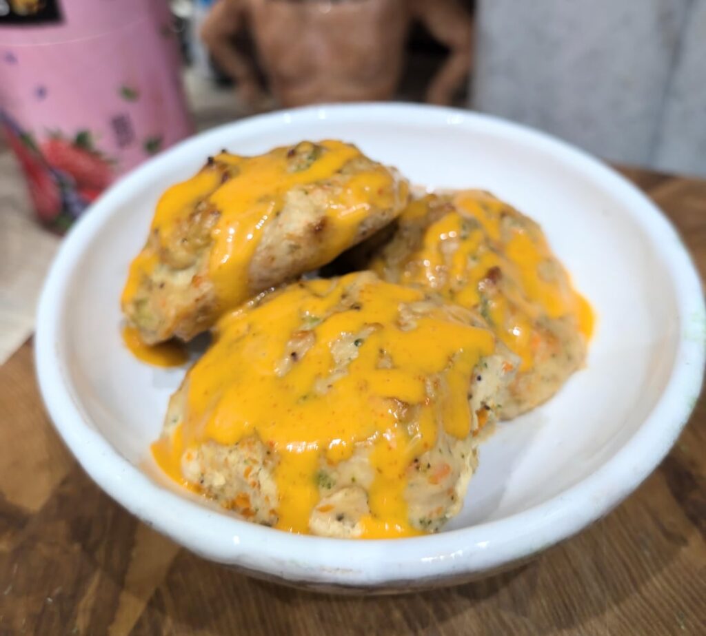 Three filling chicken cutlets with siracha Mayo for 330kkals