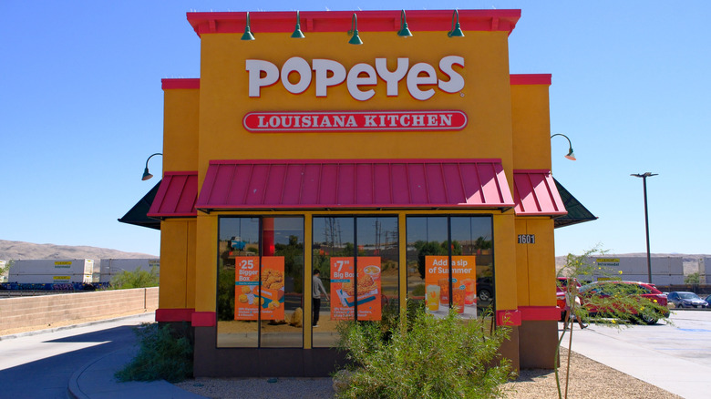 Exterior of a Popeye's
