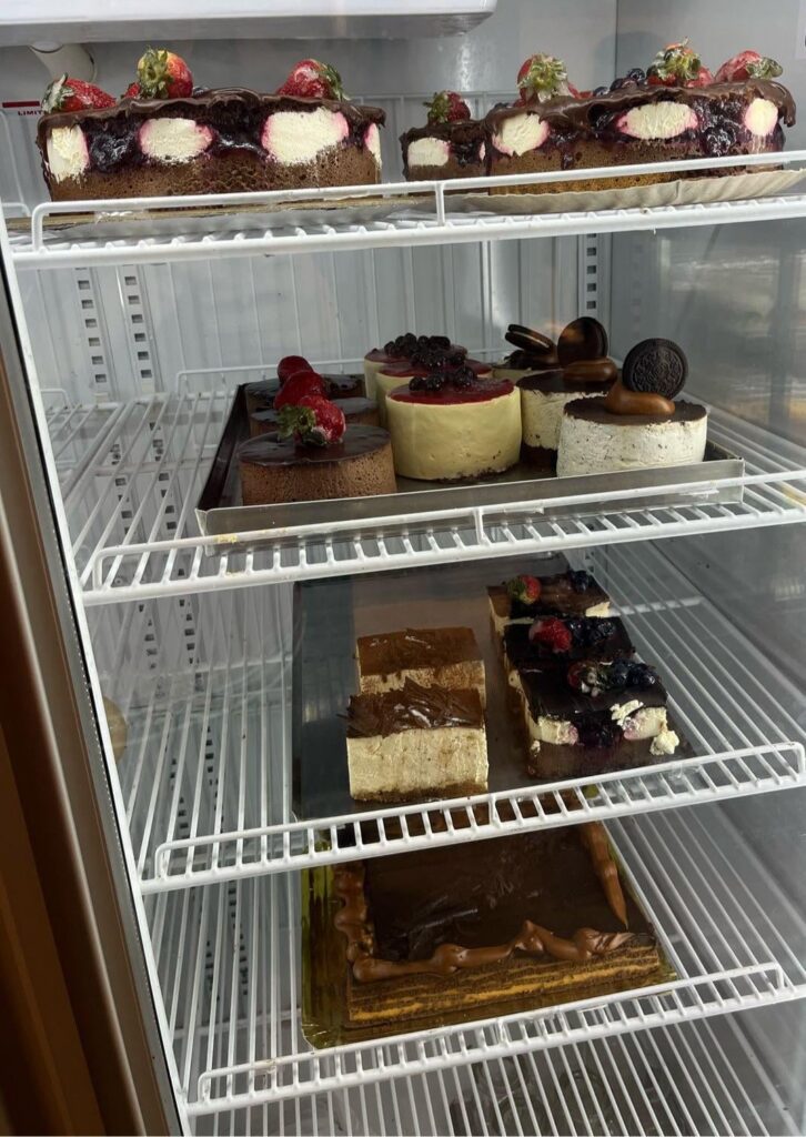 Refrigerator with a variety of desserts. I don't know which one to stay with.
