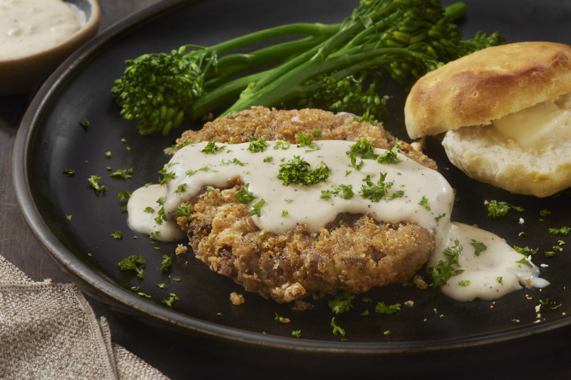 Ree Drummond’s Crispy Chicken-Fried Steak and Gravy Recipe