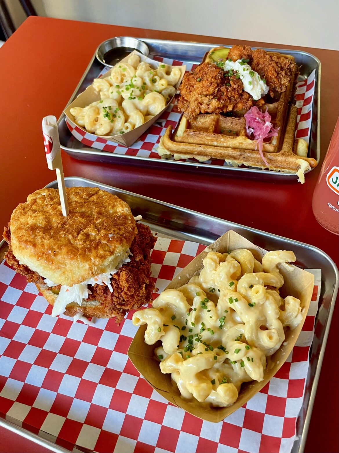 American-style spicy chicken sandwich and Mac & Cheese in Berlin