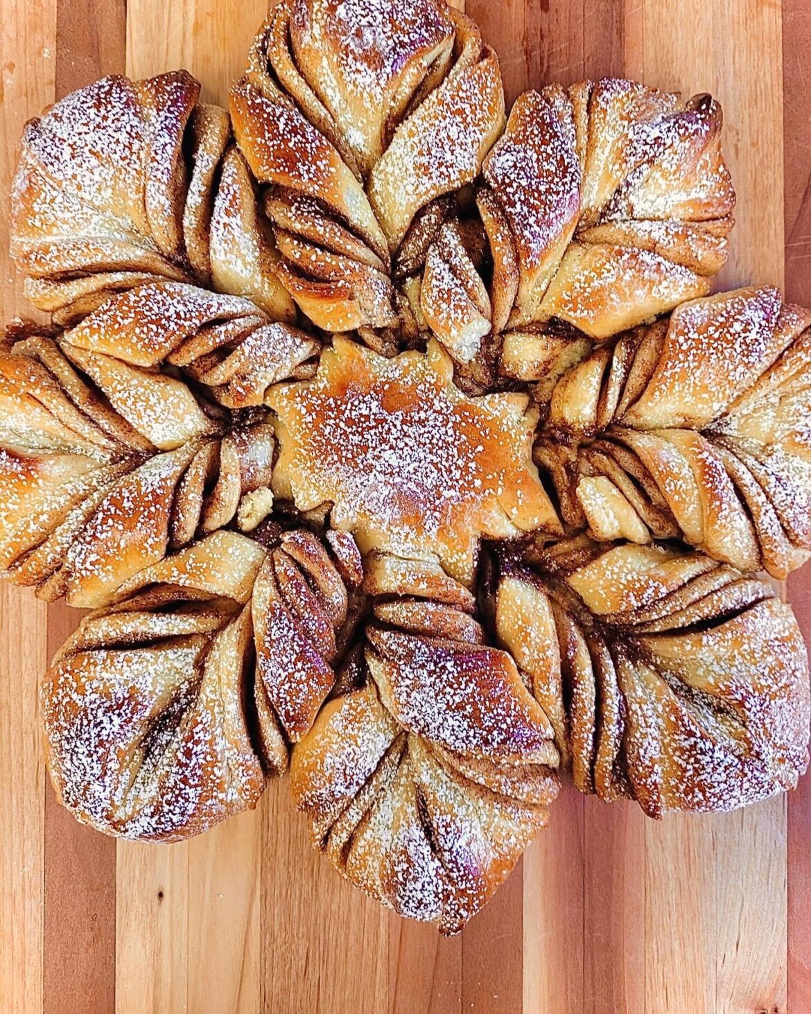 [OC] Homemade Snowflake Bread with a cinnamon sugar/cardamom filling. ❄️