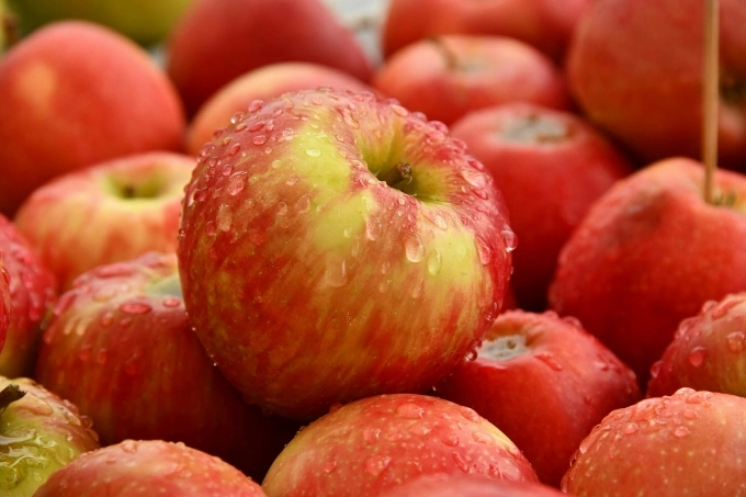 A close up shot of apple fruits. Illustration photo by Unsplash