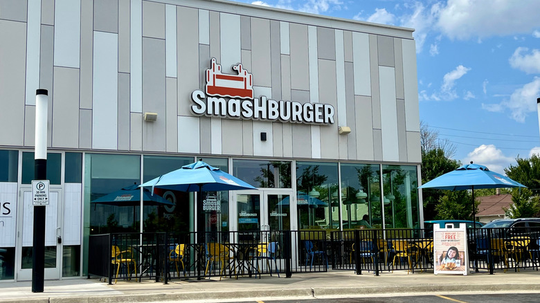 Exterior of a Smashburger restaurant in Chicago
