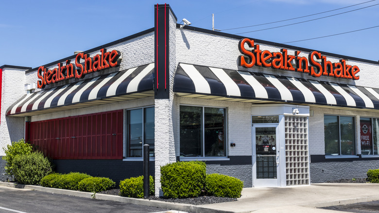 Exterior of a Steak 'n Shake restaurant