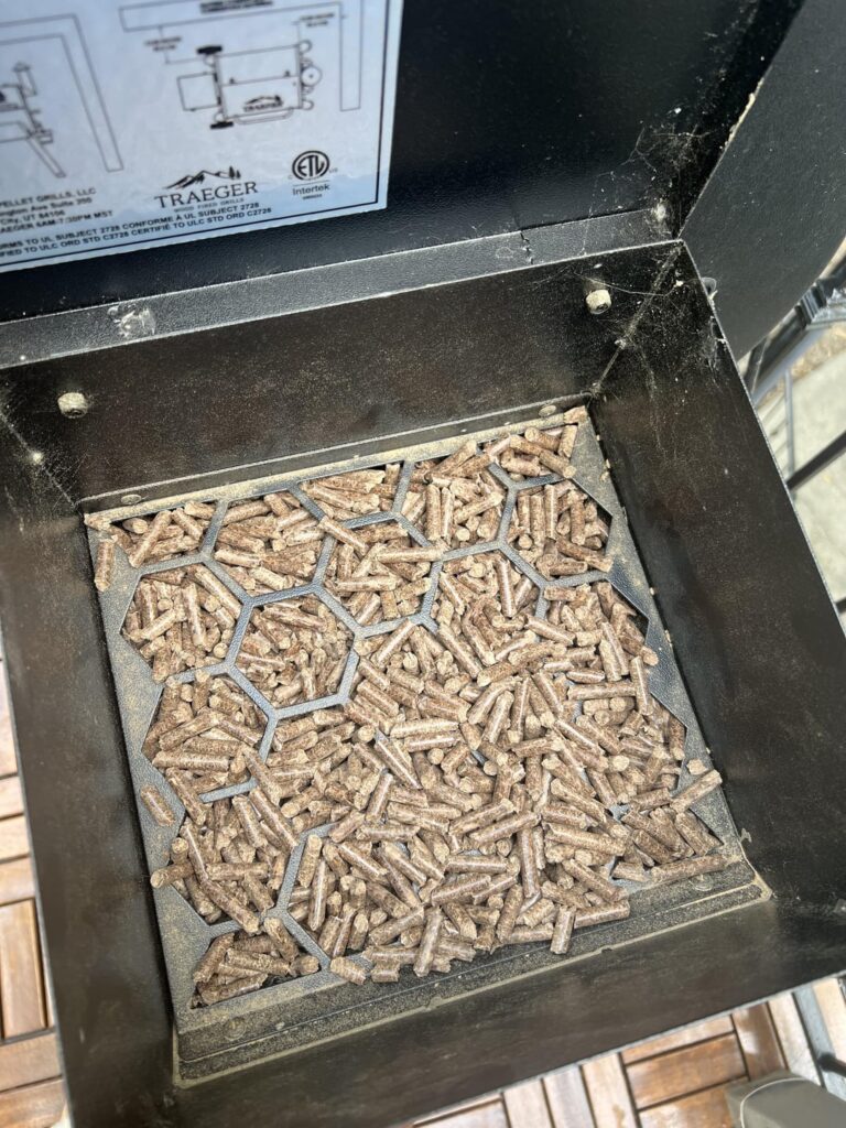 Help ‼️ Empty pellets with no trap door?