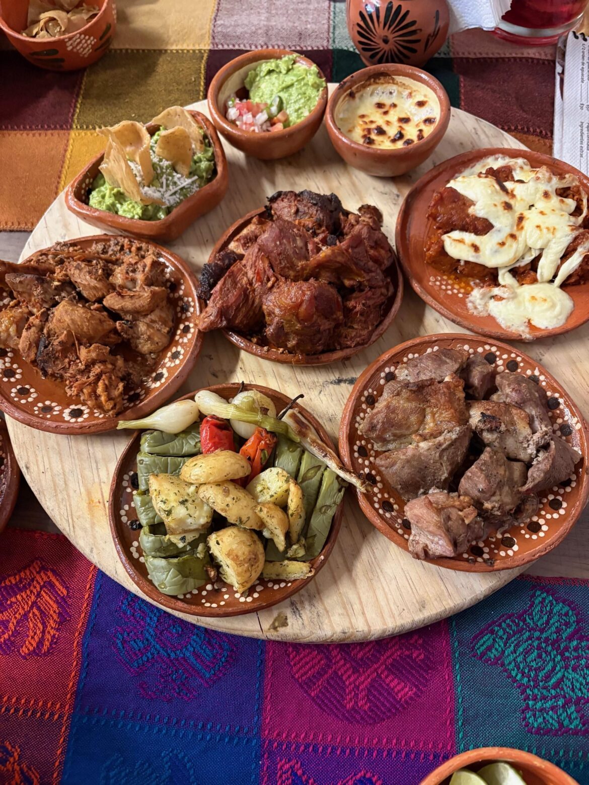 Lechon, pollo al pastor, chorizo con queso, costillas
