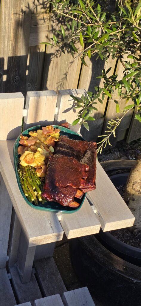 Spareribs, smacht potatoes, smacht garlic and green asparagus