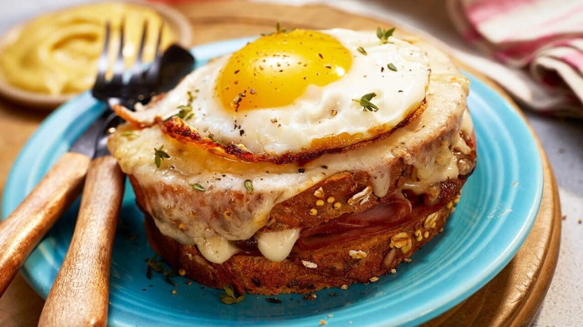 French onion croque madame | SBS Food French onion croque madame
