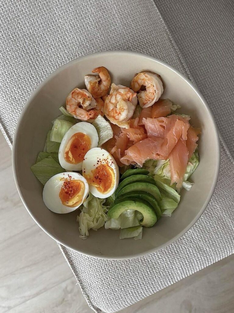 [OC] Salad bowl with shrimp, smoked salmon, avocado and soft boiled eggs