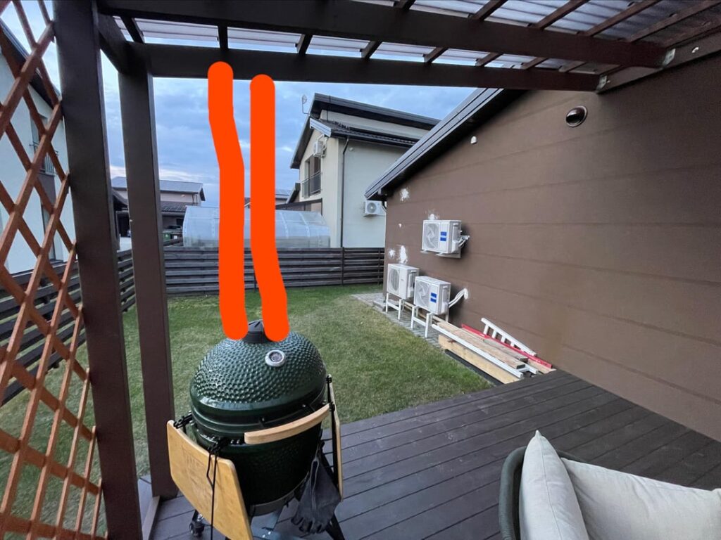 Kamado table with smoke ventilation