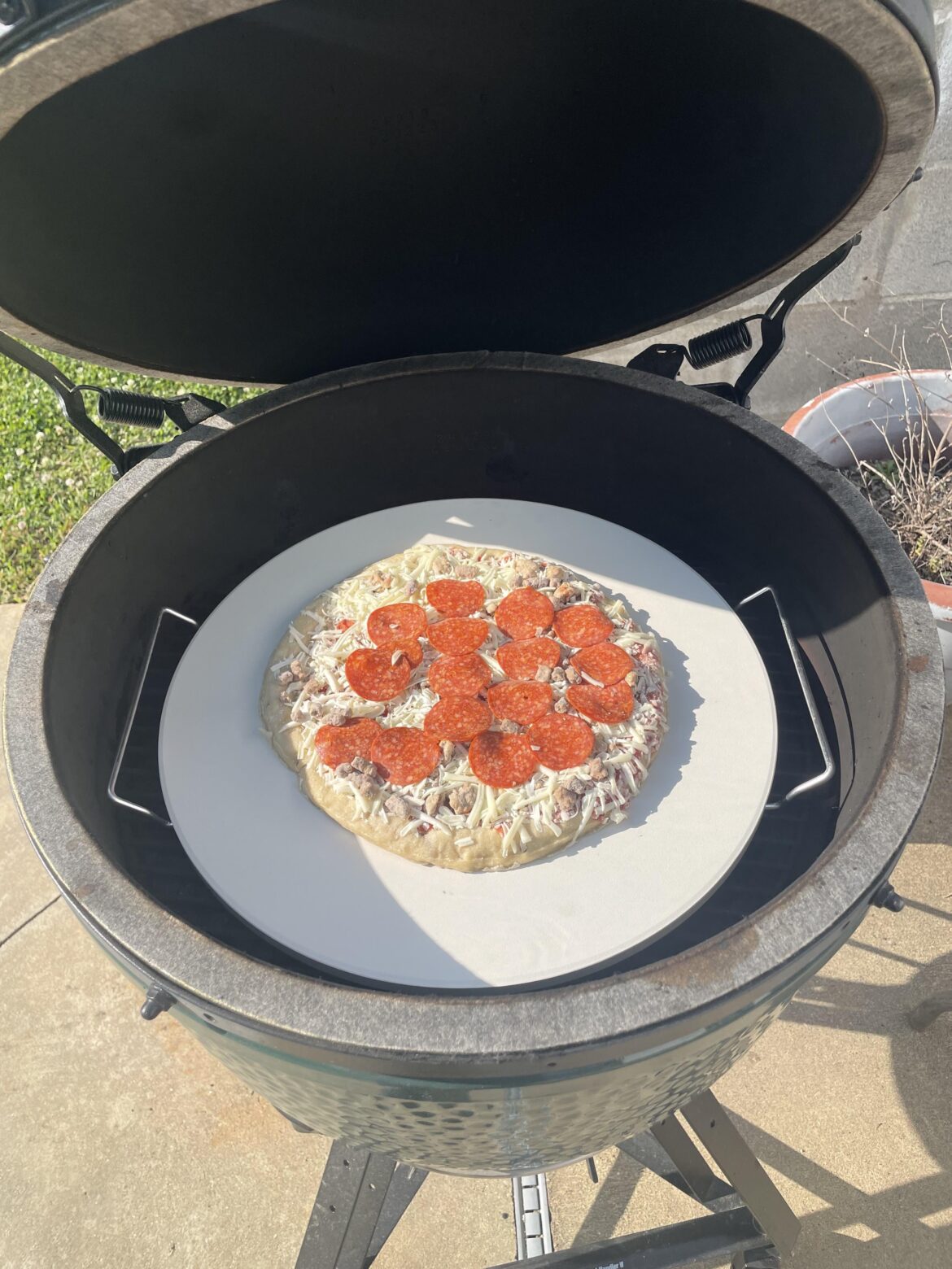 Throwing a cheap pizza on the Egg