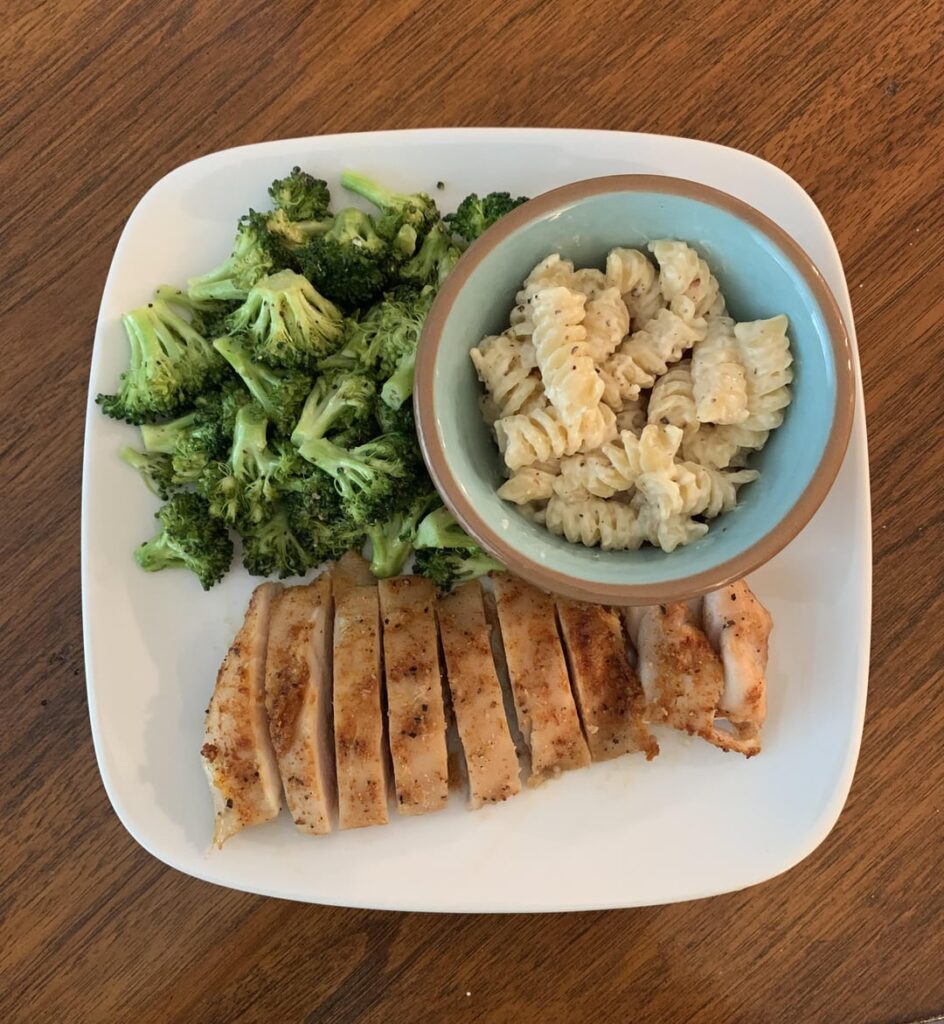 Back to the basics. Baked chicken thigh, lemon pepper roasted broccoli and Laughing Cow mac. 284 cals