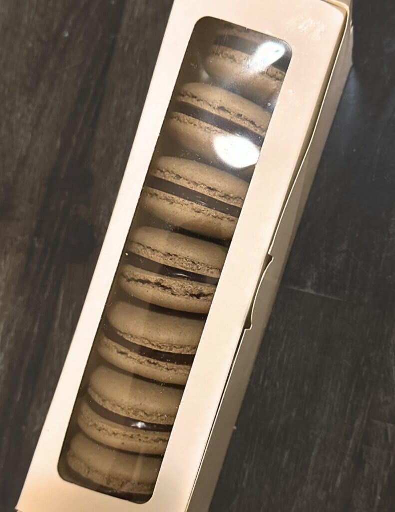 Used a hand mixer for the first time after using a stand mixer for years, resulted in the best macarons I’ve ever made. Swipe to see full shells and tidy feet!