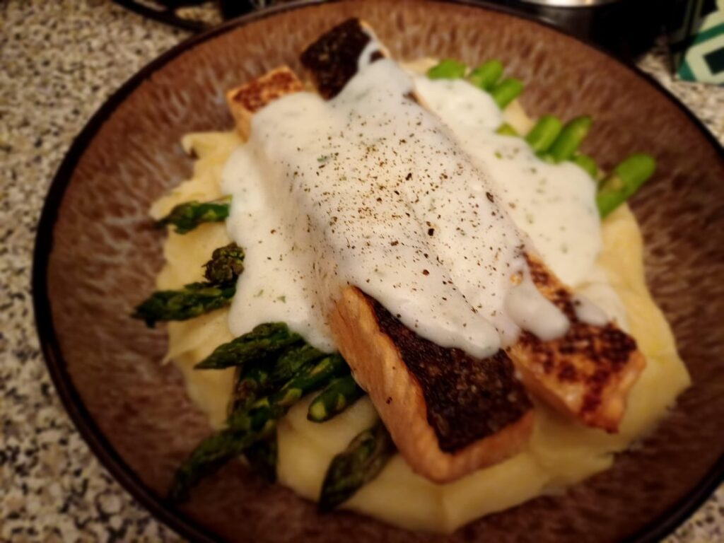 Pan fried Salmon with mashed potato, asparagus and parsley sauce