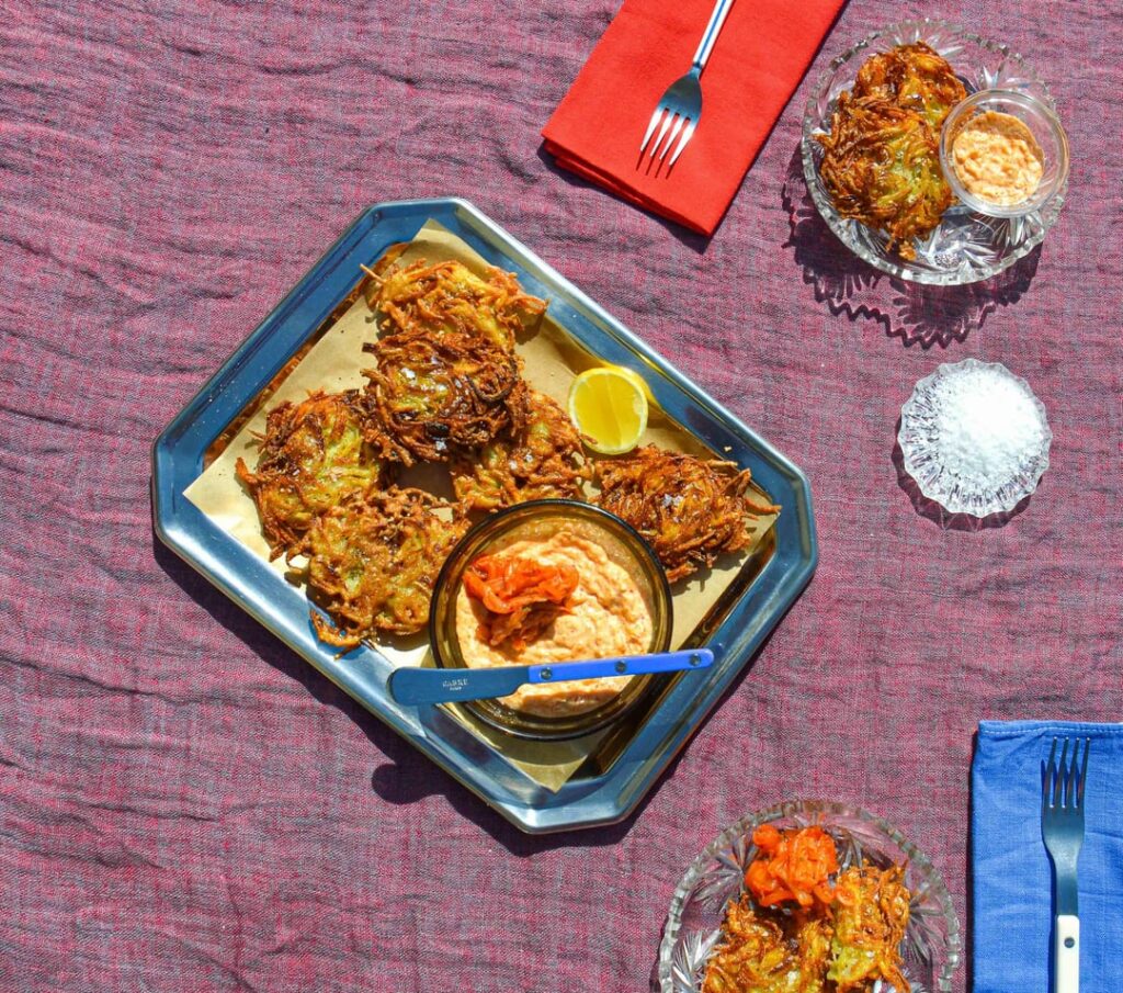 Latkes with kimchi mayo - a recipe for crispy shredded potatoes and how to whip up homemade mayo