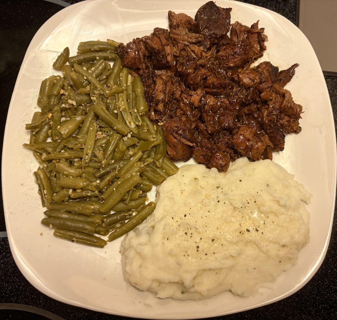 Beef Au Ju with Sour Cream & Chive Mashed Potatoes & Garlic Green Beans (just heated everything up, so easy!) 500 cals + 45g protein