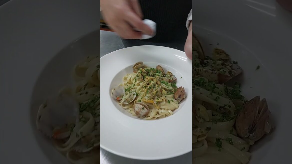 Pasta alle Vongole #pastarecipe #easyrecipe #foodvlog #fypyoutube #shortsfeed