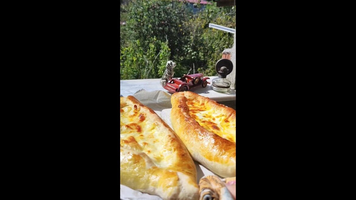 Leziz peynirli Karadeniz pidesi - Delicious Black Sea pita with cheese