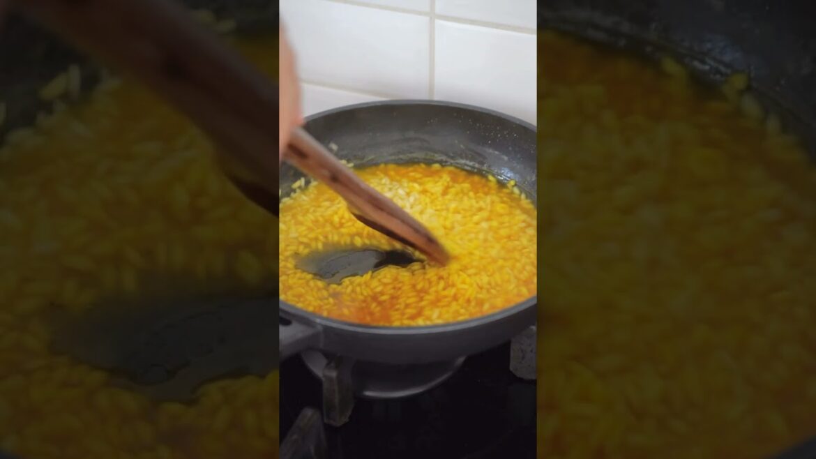 Mussel risotto with garlic peel-smoked EVOO and saffron sauce Mussel risotto with garlic peel-smoked EVOO and saffron sauce