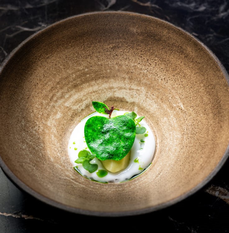 An apple pre-dessert at Hytra, a MICHELIN-Star restaurant in Athens. © Hytra