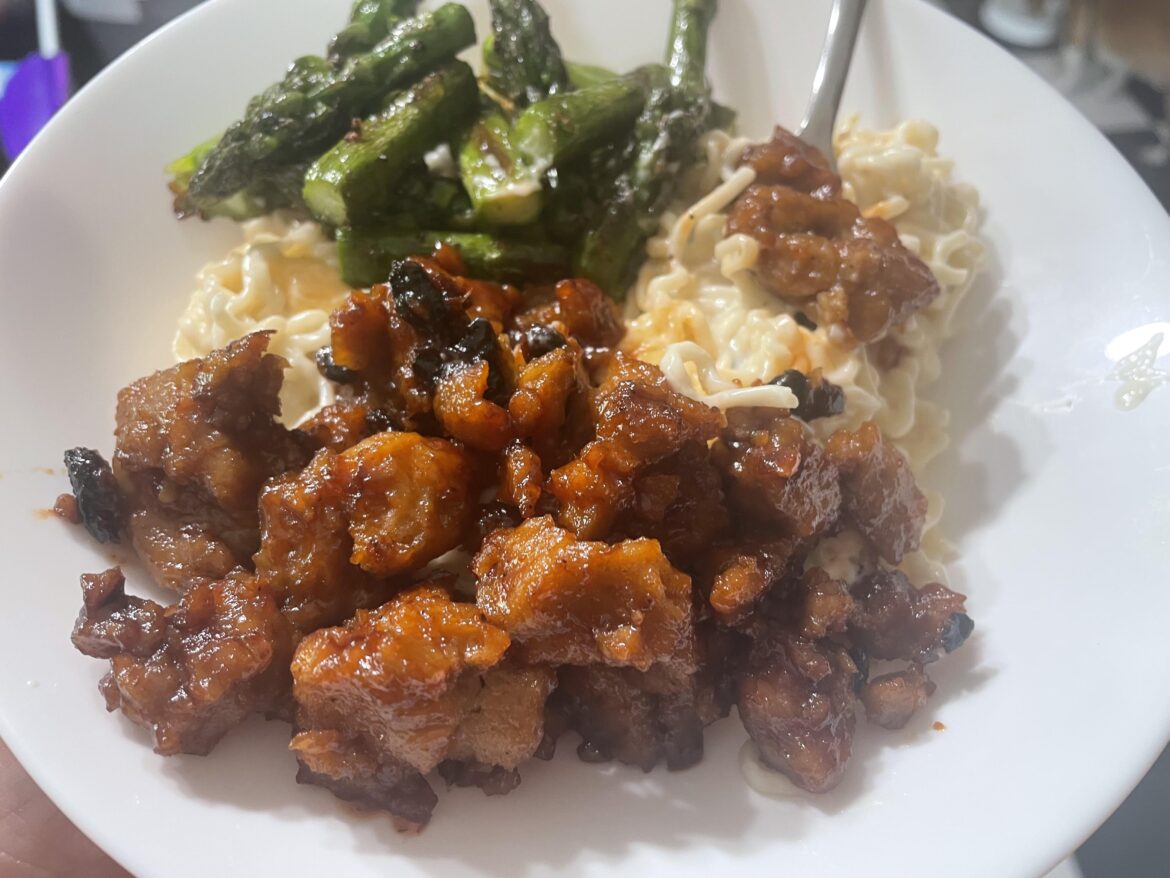 Cheesy ramen and bbq seitan with asparagus
