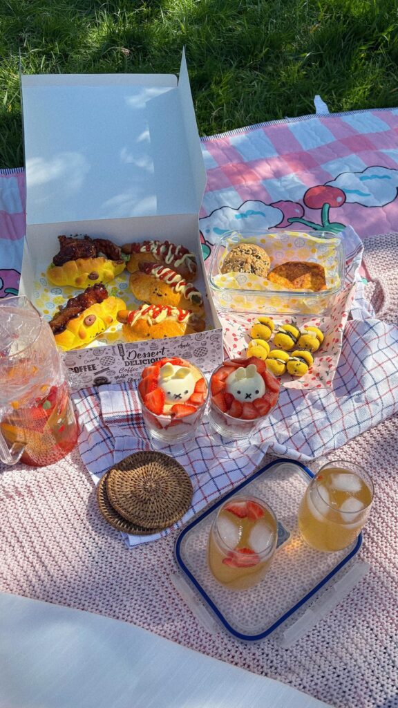 Made some cute dessert and bread for our picnic date last week 🧺🌷