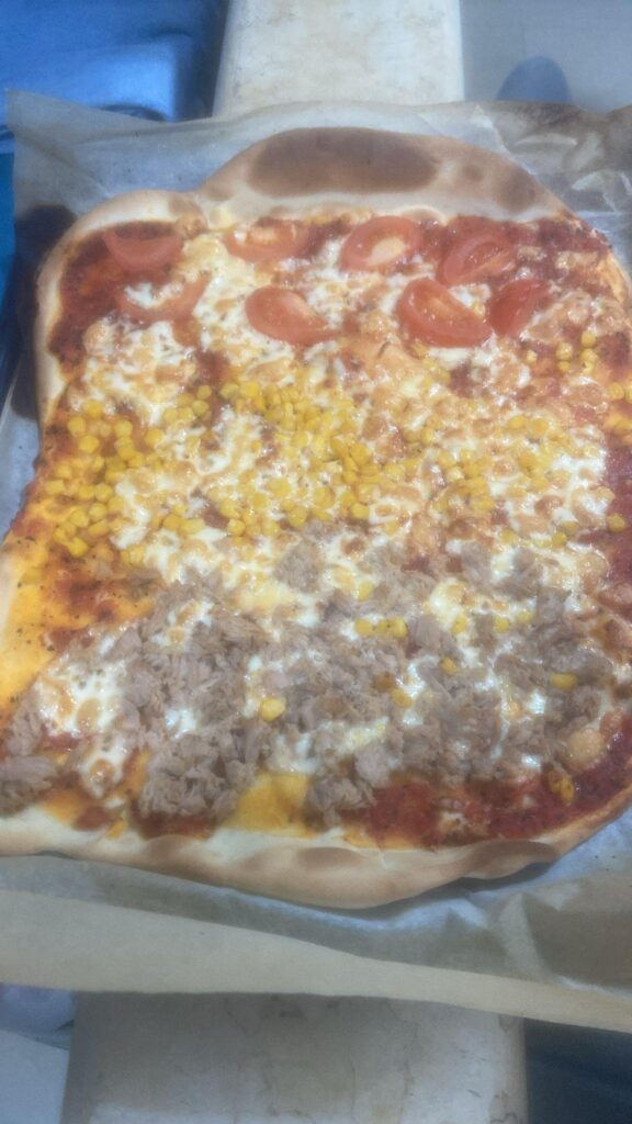 Tuna and corn pizza