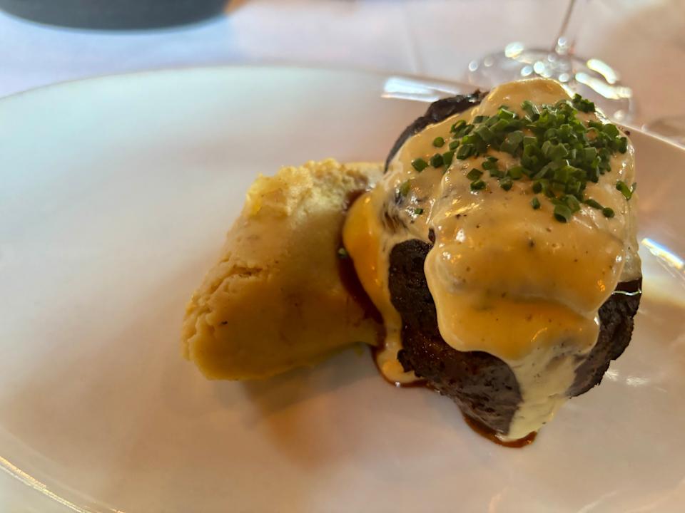 Maribar (filet mignon with roast shallot mash) at Saddle River Inn.