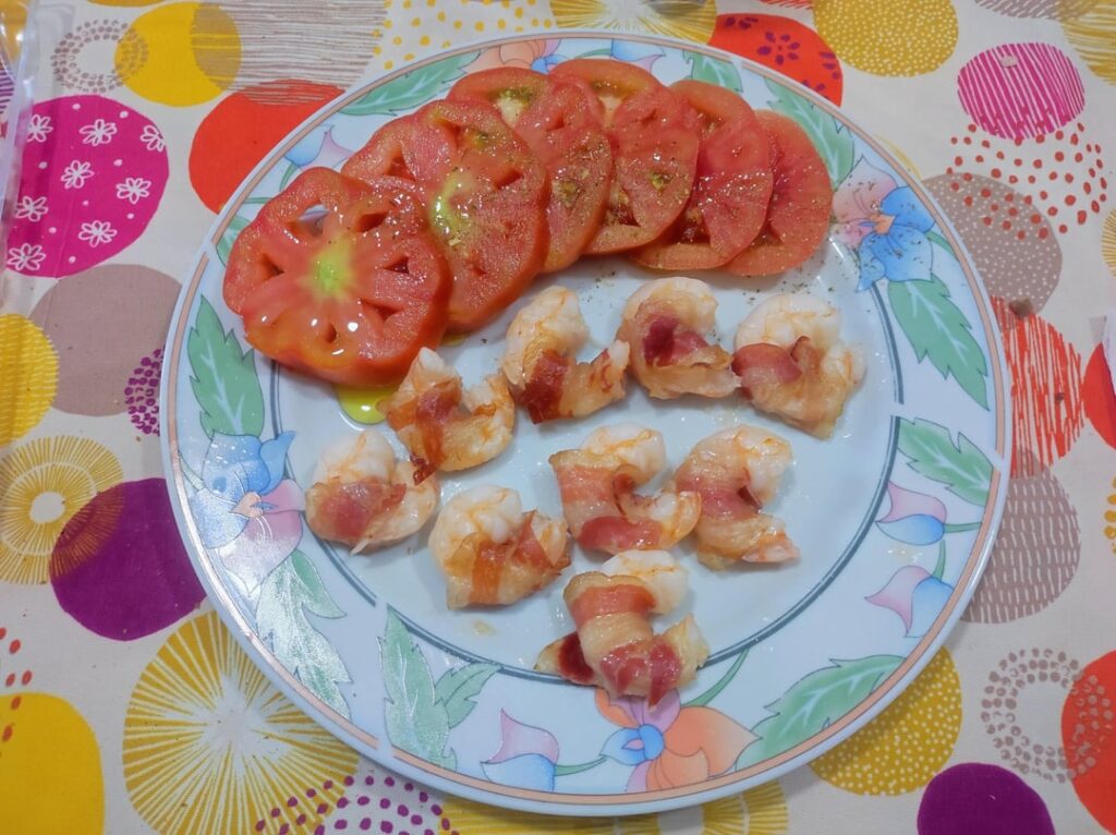 Shrimp wrapped in pancetta (sort of bacon) and cooked in the oven. 🍤 🥓