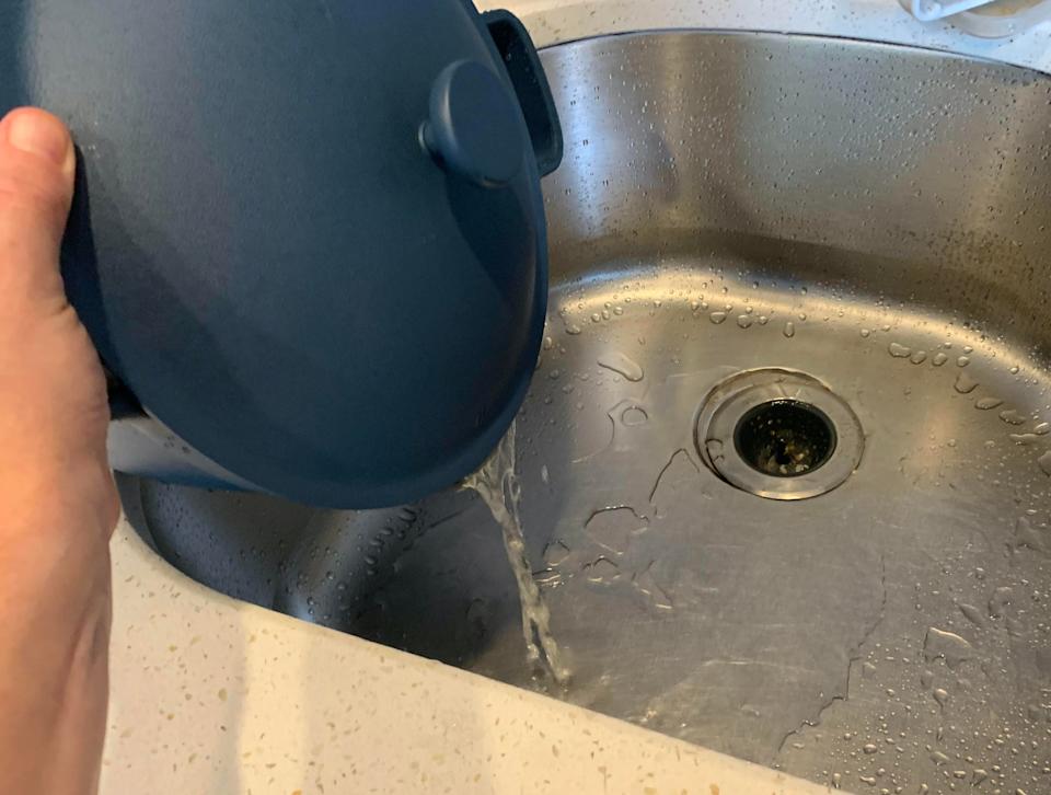 strainer lid pours water