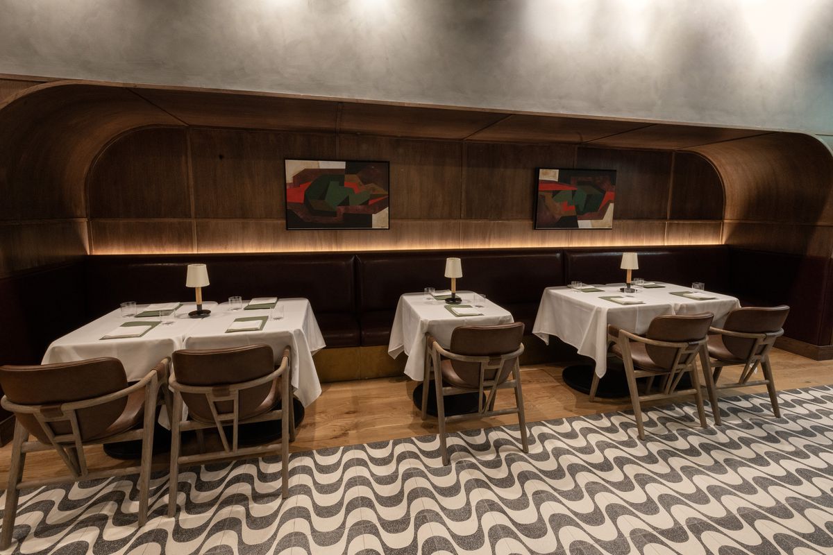 The insides of a restaurant.