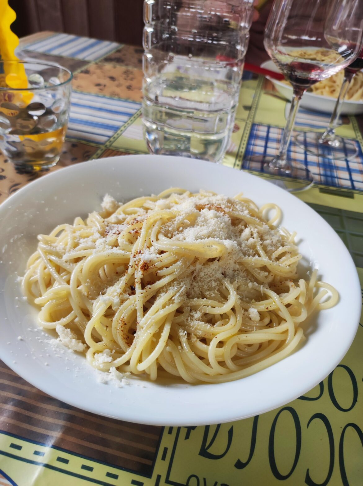 Simply and delicious: spaghetti with olive oil, grated Parmigiano and chili powder. 🍝 🌶️ 🫒 🧀
