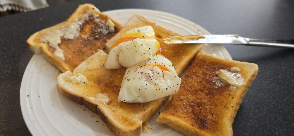 Nice and simple: couple of poachy bois on toast at home 😋
