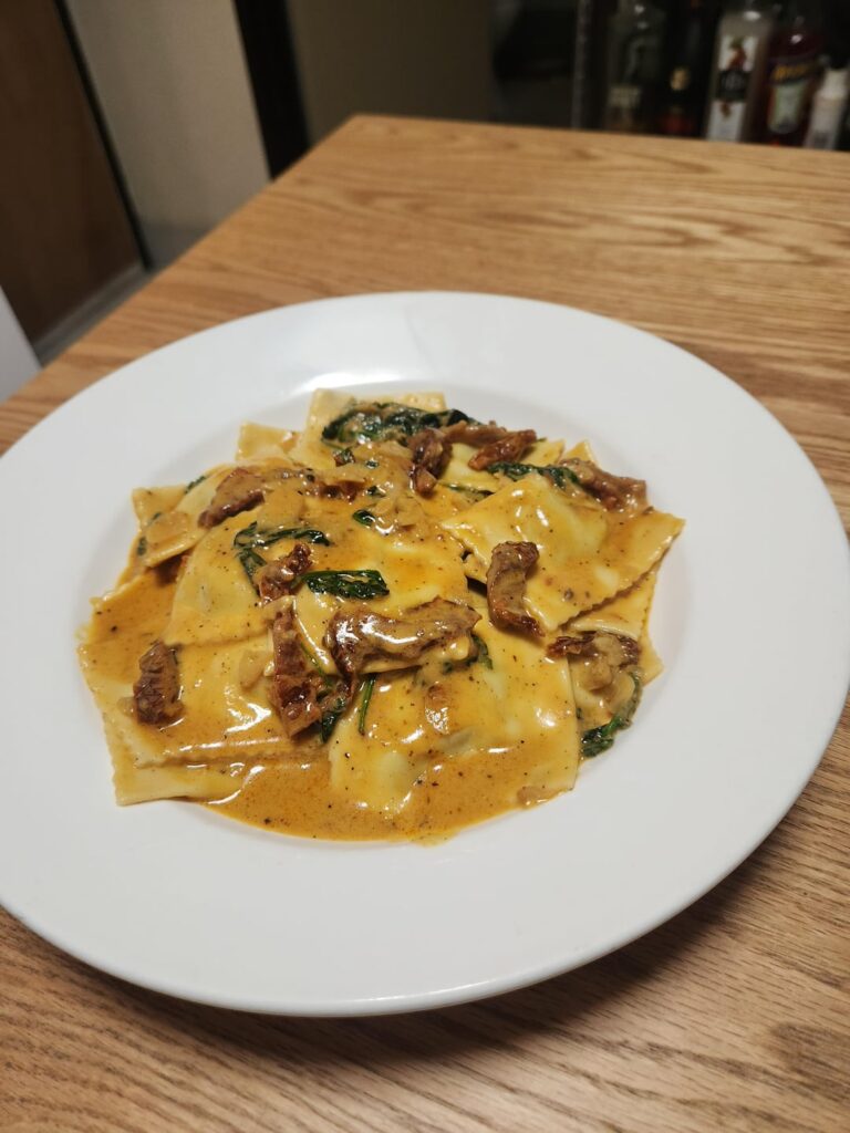 Spinach and ricotta ravioli tonight with creamy sundried tomato sauce 🤤