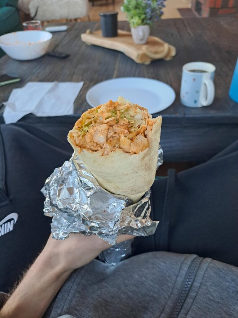 This medium/large kebab roll with chicken meat and garlic sauce? What are we thinking here 🤔 🌯