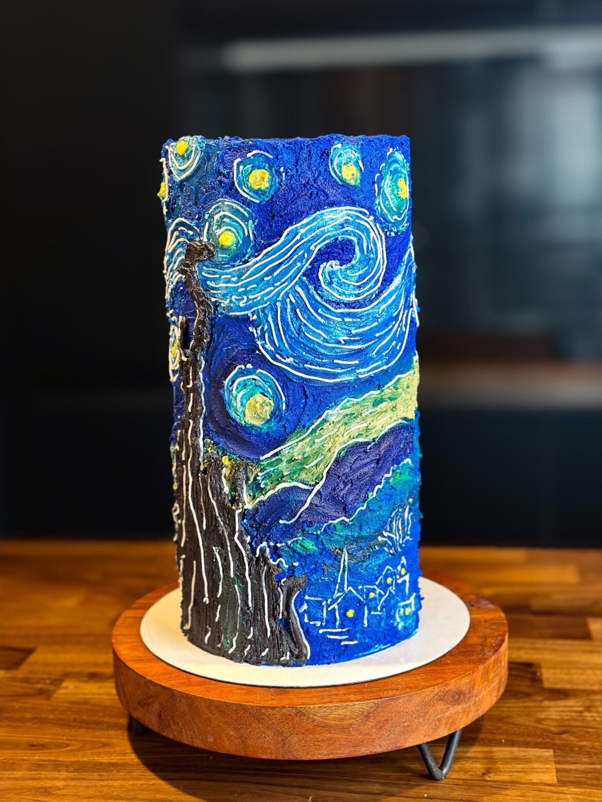 I painted Starry night on a cake. Nailed it? 🤔