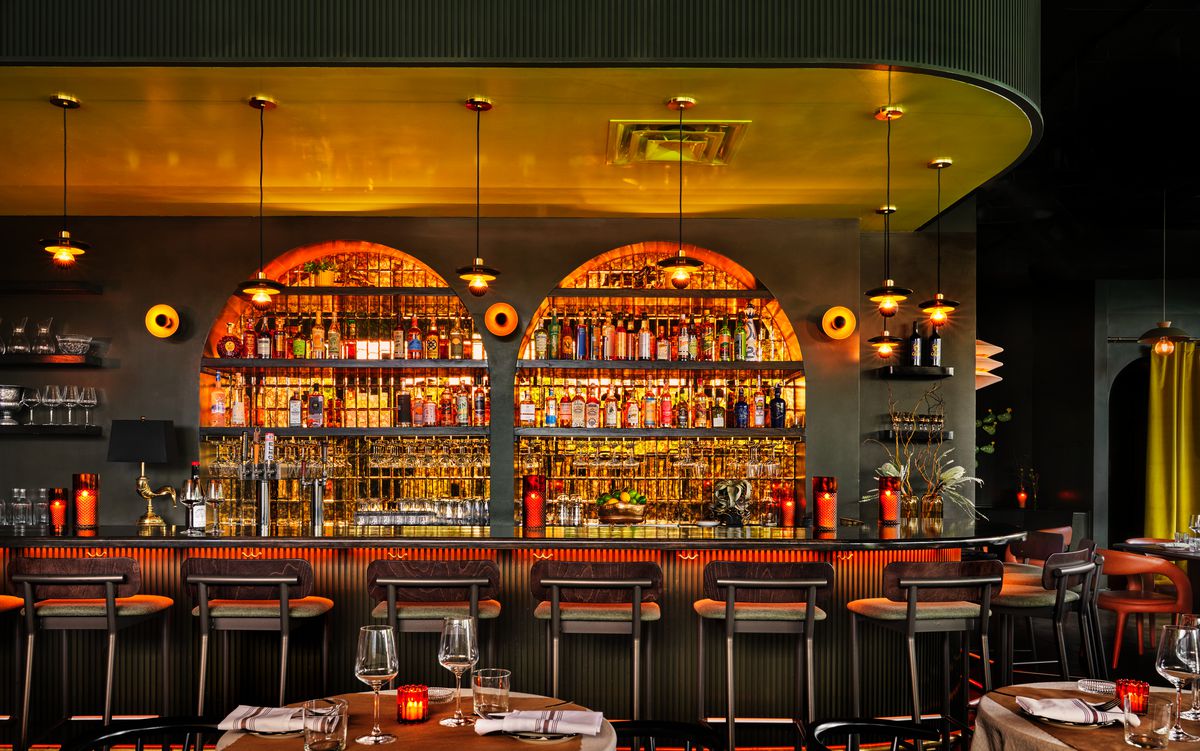 The bar area at Le Calamar.