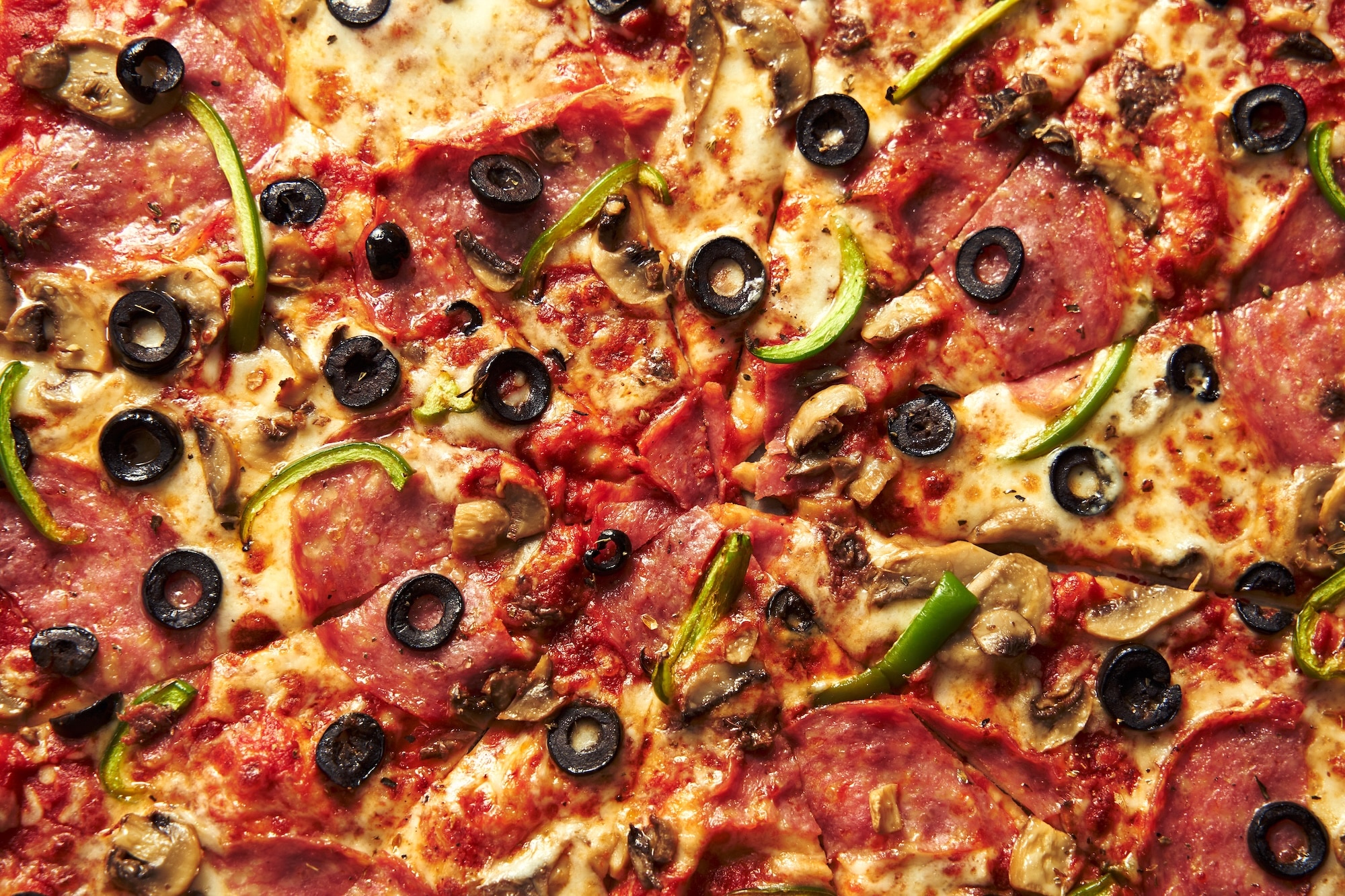 Mamamia pizza (tomato sauce, mozzarella, mushroom, salami, anchovies, black olives, bell pepper)