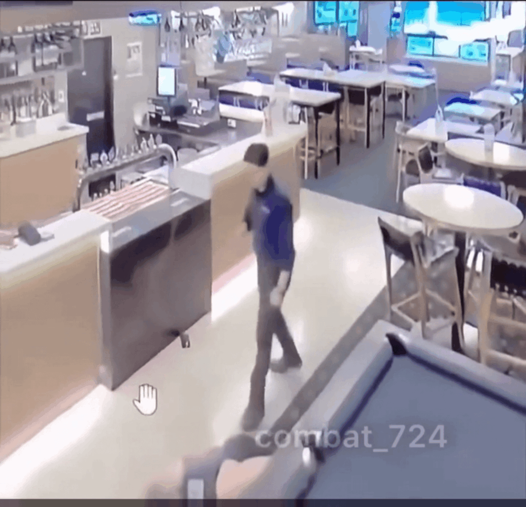 Restaurant worker uses boxing skills and swiftly drops violent customer