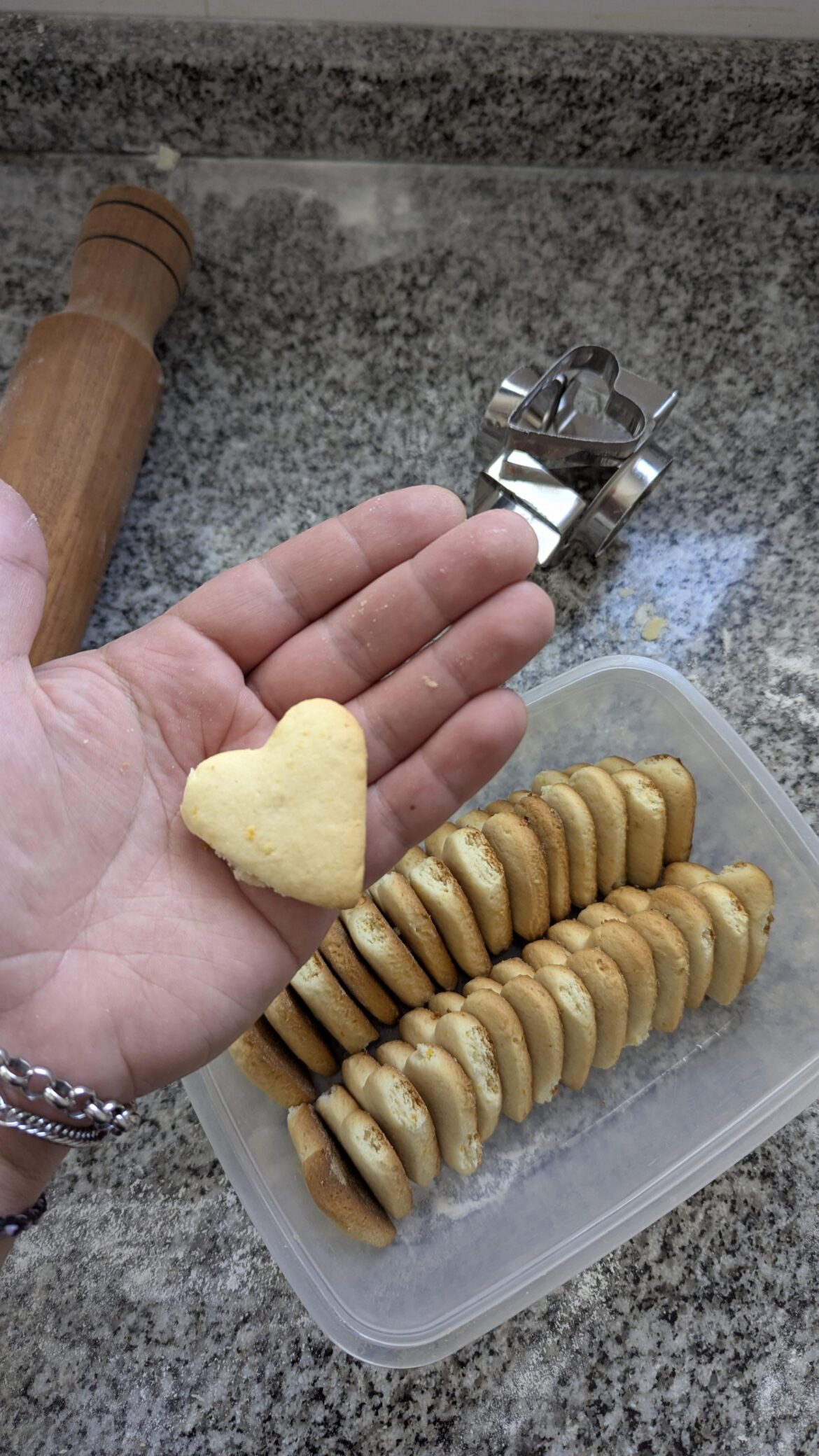 I've been having a bad day so I baked some heart shaped orange cookies for myself. An improvised recipe I used to make with a friend of mine many years ago when we had no job and sold cookies at local parks.