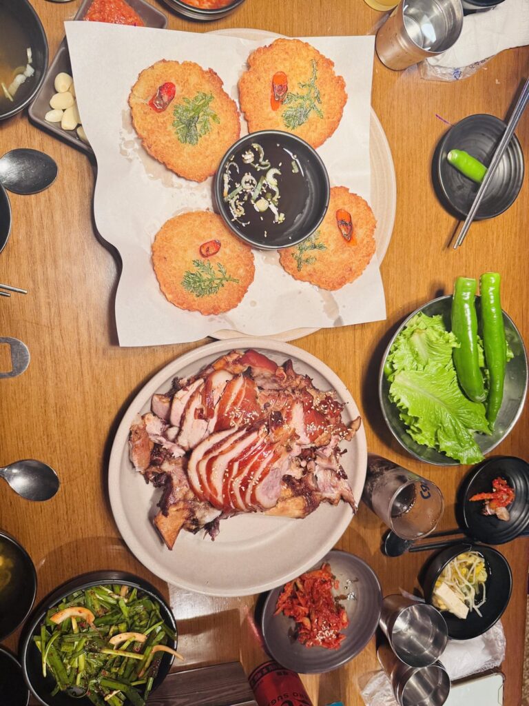 jokbal (braised pig’s feet) is usually divided into front leg and hind leg cuts.