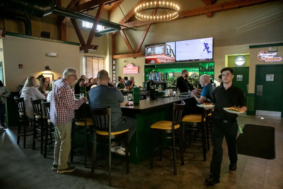 The Ground Round was known for its bottomless popcorn back in the '80s before Olive Garden had unlimited breadsticks. It filed for bankruptcy in 2004, but a Massachusetts couple is bringing it back to life.