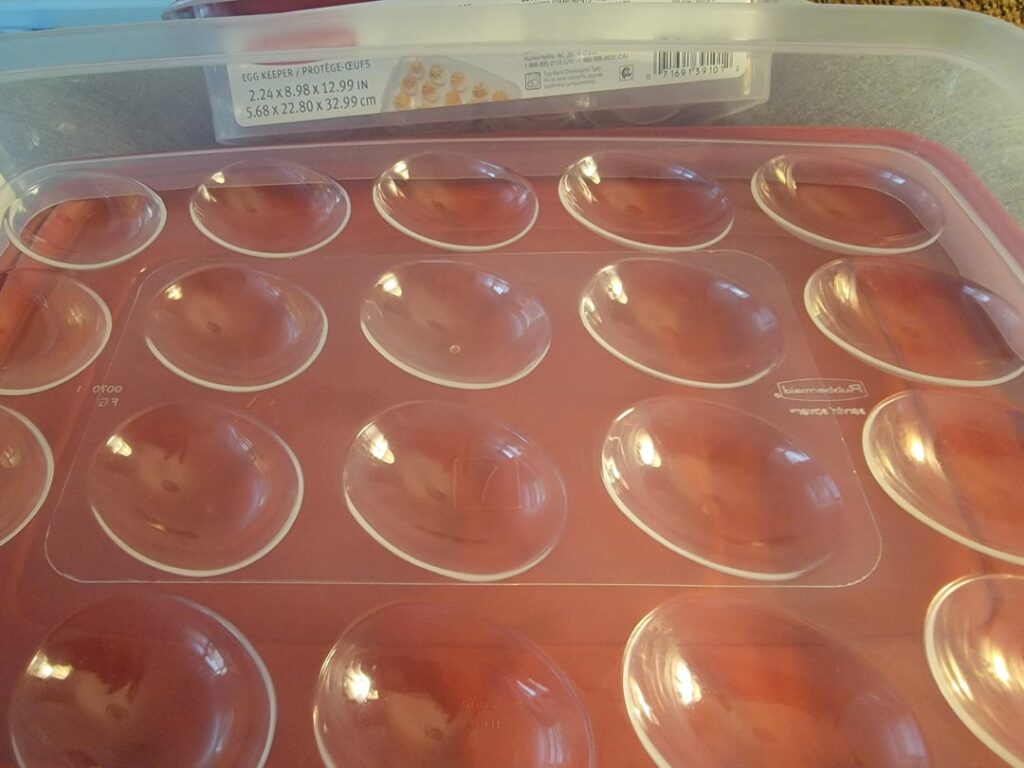 Check this out!! Macaron storage, transport and serving.