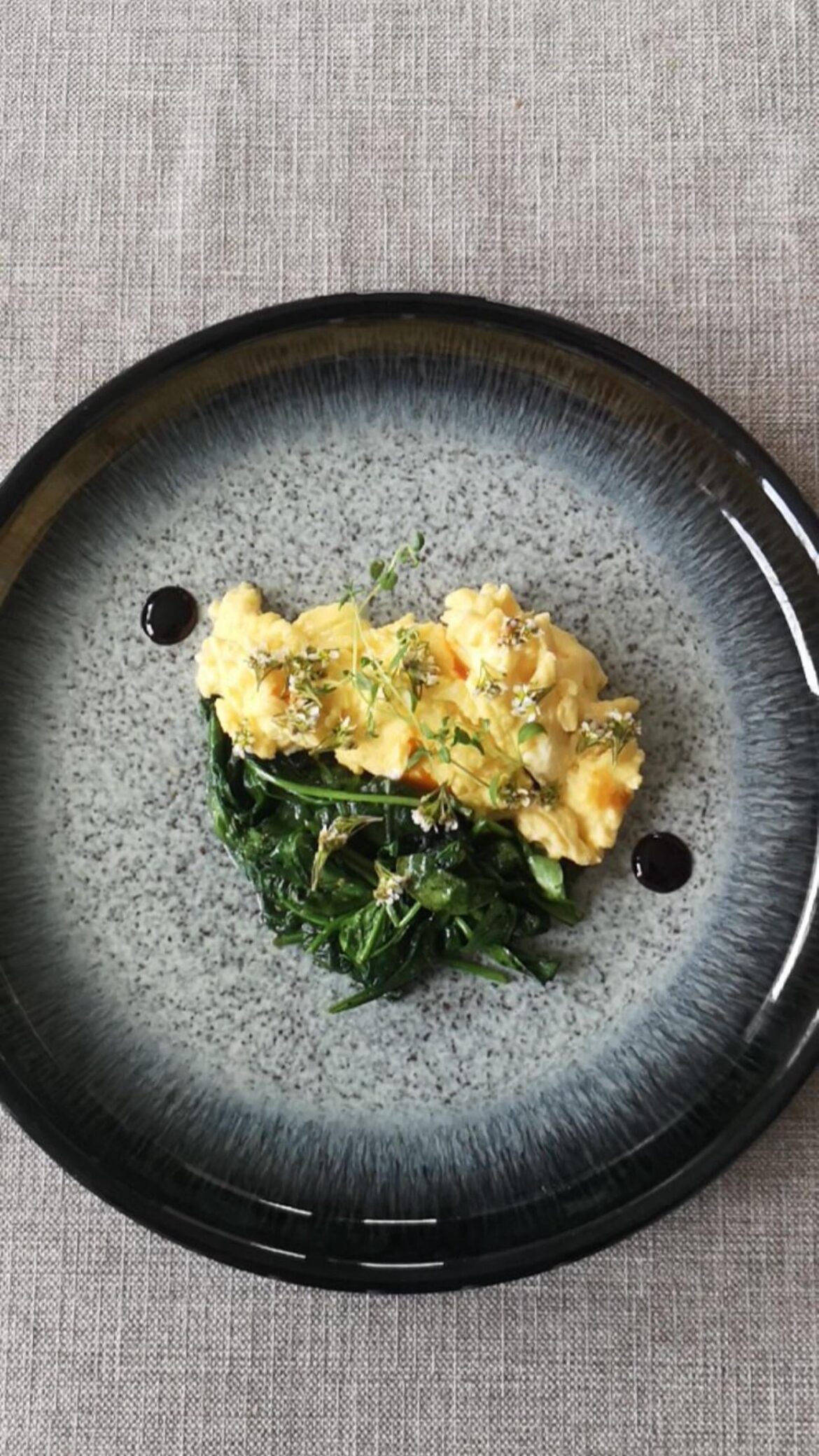 Scrambled eggs with spinach, wild scurvy grass and balsamico glaze lo