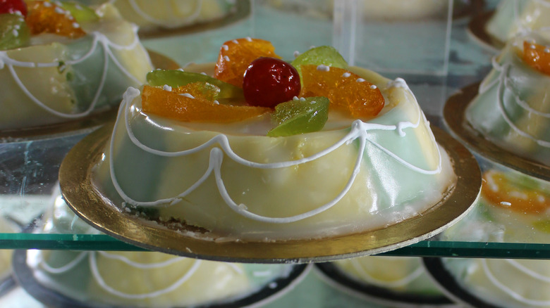A display case of cassata cakes