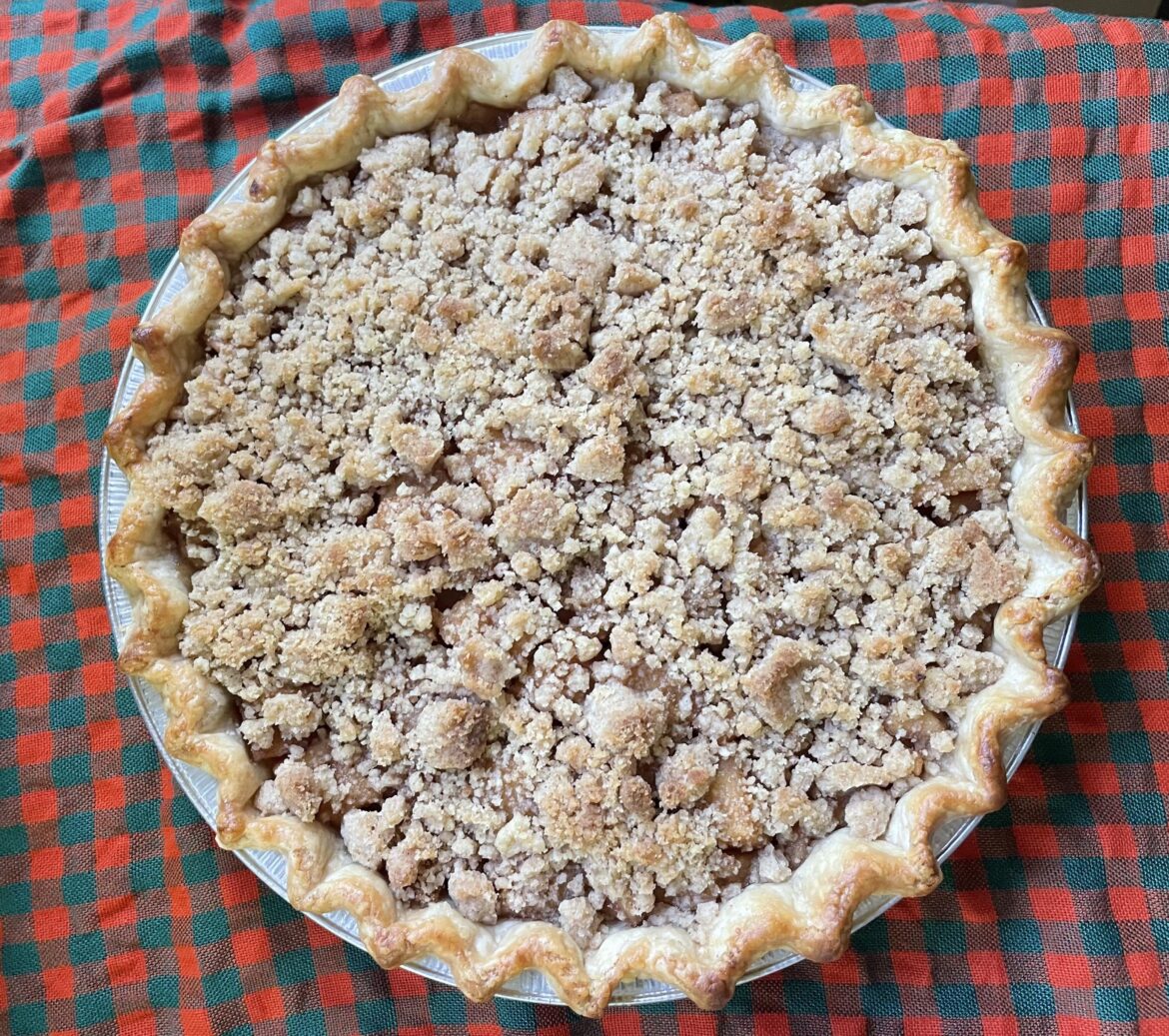 Apple crumb pie 🥧 Still trying to find the perfect crumb recipe 😇 Hope you all are having a lovely day 🥰
